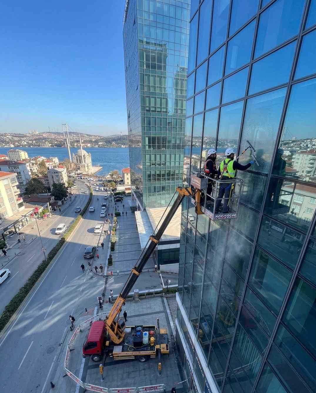 Vinç erişimiyle Avcılar dış cephe temizlik çalışmaları