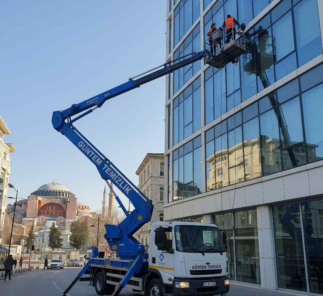 İstanbul'da profesyonel plaza cam temizliği hizmetleri