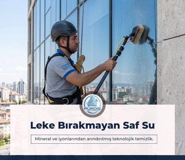 Leke bırakmayan saf su ile temizlik uygulaması