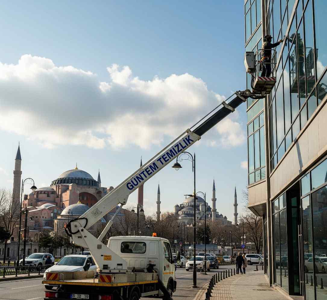 Sepetli vinç ile dış cephe temizliği hizmetleri