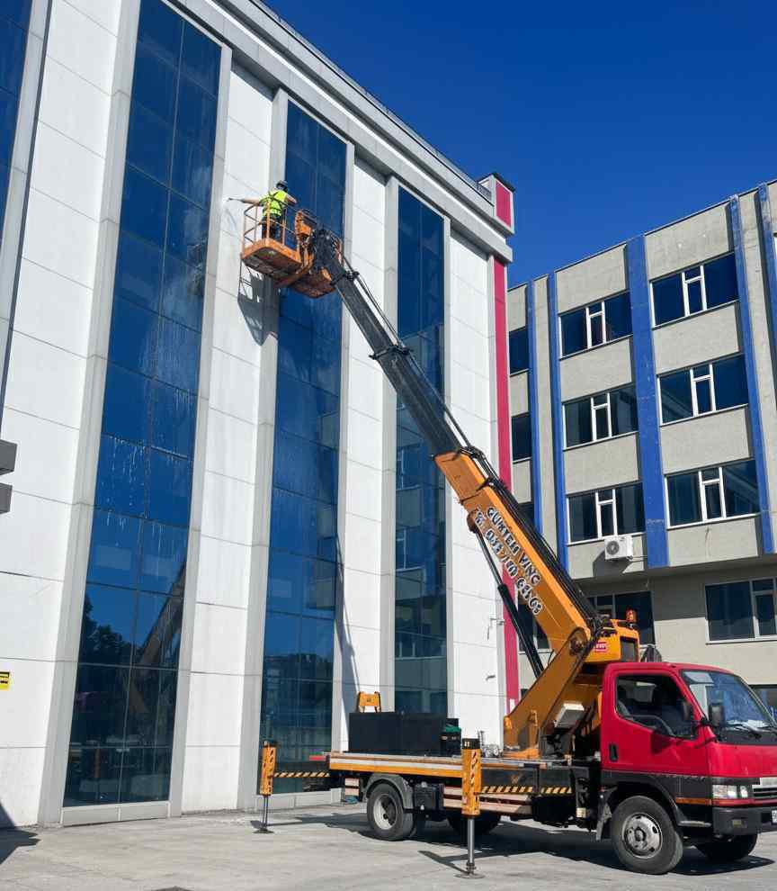 Vinçle dış cephe temizliği çalışmaları
