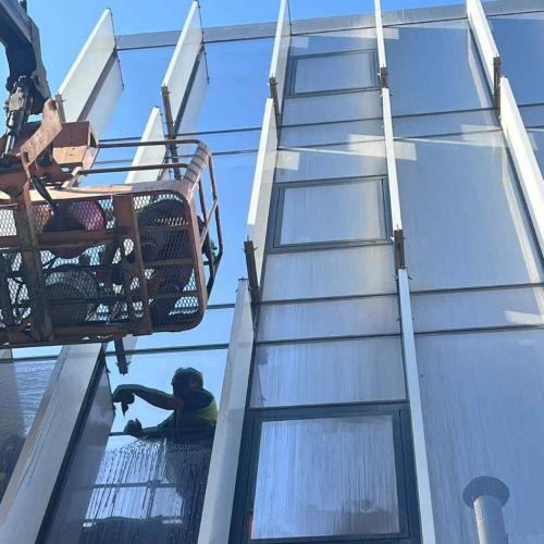 Modern bir binada sepetli plarform ile cephe temizlik çalışmaları