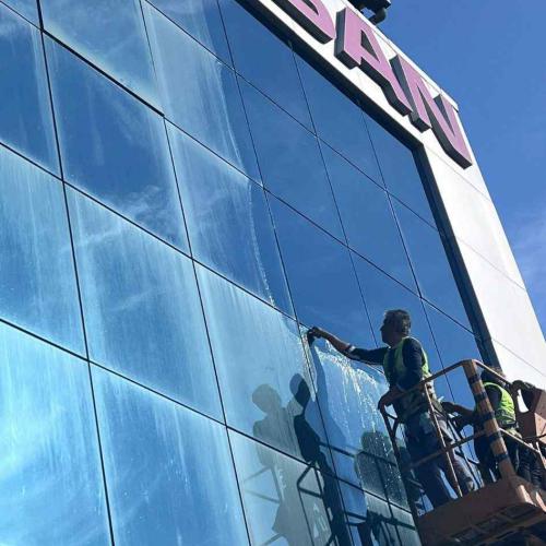 Modern ofis cam cephe temizlik hizmeti