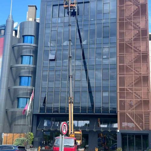 Yüksek katlı binanın cephe cam temizliği çalışması